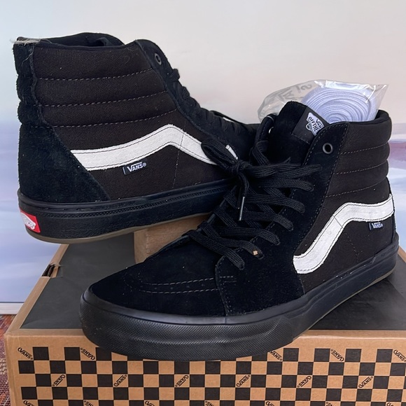 Vans Shoes - Vans WMNS Bmx Sk8-Hi
Black/Black
VN0005V0BKA
Sneakers